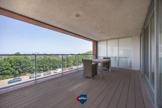 Ontdek dit recent en stijlvol appartement met 2 slaapkamers, gelegen op de derde verdieping van residentie Infinity II in Oostende. Dankzij de uitstekende ligging geniet u hier van een unieke combinatie van rust, comfort en een prachtig lateraal zeezicht, gecombineerd met een open zicht op de golf. Het appartement beschikt over een lichtrijke leefruimte met grote raampartijen die zorgen voor een aangenaam ruimtelijk gevoel. Aansluitend bevindt zich het ruime terras aan de voorzijde, waar u in alle rust kunt genieten van het lateraal zeezicht en een open zicht op de golf. Aan de achterzijde bevindt zich een tweede ruim terras, ideaal om op elk moment van de dag van zon of schaduw te genieten. De open keuken is modern ingericht en sluit perfect aan bij de leefruimte, wat zorgt voor een gezellige en praktische indeling. Verder beschikt het appartement over twee volwaardige slaapkamers, een hedendaagse badkamer en een afzonderlijk toilet. Extra troeven zijn de privatieve fietsenberging en de mogelijkheid om een garage in het gebouw aan te kopen, wat zorgt voor extra comfort en een vlotte parkeeroplossing aan zee. Dankzij de topligging nabij de zeedijk, winkels, restaurants en openbaar vervoer is dit appartement ideaal als vaste woonst, tweede verblijf of investering aan de Belgische kust.
