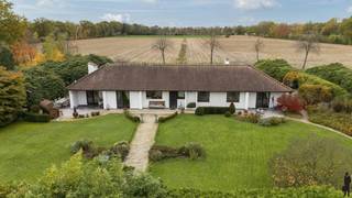 Uitzonderlijk gelegen laagbouwvilla op 'Oud Prinselijk Domein' te Retie met o.a. 2 à 3 slaapkamers, riante en lichtrijke woonkamer (tot in...