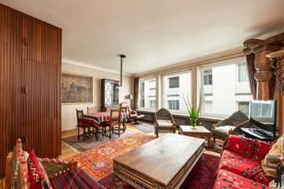 <strong>Tweeslaapkamer appartement aan de Wilde Zee</strong><br /><br />Ontdek dit lichte appartement gelegen aan de Wilde Zee, in het hart van Antwerpen.<br />Een exclusieve en bruisende ligging vol charme en historie.<br />Gelegen tussen de Meir en de Groenplaats, biedt de Lombardenvest een perfecte combinatie van de levendige stad en de kalme straatjes.<br />De autovrije omgeving rondom is gevuld met high-end boetieks, gezellige restaurants en lokale winkels.<br /><br /><span>Indeling</span><br />Het appartement bevindt zich op de tweede verdieping van een kleinschalig gebouw.<br />Via de trap komt men in de ruime woonkamer met gevelbrede ramen.<br />De authentieke parketvloeren en aangename lichtinval dragen bij tot de charme van deze riante leefruimte.<br />Een uitgeruste keuken met toegang tot terras bevindt zich verder op de hal.<br />De badkamer is voorzien van een wastafel en douche.<br />Het gastentoilet is afgescheiden.<br />Helemaal achterin, ver van de straat, bevinden zich de twee ruime slaapkamers.<br /><br /><span>Bijzonderheden</span><br />- EPC B<br />- lage algemene kosten<br />- kelderberging