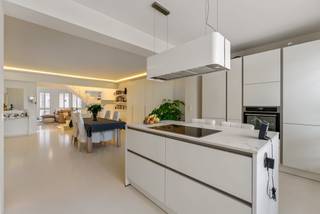 Cet appartement en triplex moderne combine l'espace, le confort et le luxe au cœur du quartier animé du théâtre.L'entrée se trouve au rez-de-chaussée...