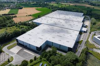 <strong>Ruime en moderne logistieke magazijnen op een strategische locatie in Willebroek</strong>, aan het Zeekanaal Brussel-Willebroek en vlakbij de A12 en N16. Dankzij de centrale ligging tussen Antwerpen en Brussel is dit een ideale uitvalsbasis voor logistieke activiteiten.<br /><br />De site biedt<strong> 14.878 m² magazijnruimte</strong>, aangevuld met 9 m² kantoren. Er zijn<strong> 15 laadkaaien</strong>, een <strong>vrije hoogte van 11,30 m</strong> en een hoge vloerbelasting van 50 kN/m² dynamisch, 80 kN/m² verplaatsbaar rek . De gebouwen zijn uitgerust met een ESFR sprinklersysteem, LED-verlichting en alle nodige nutsvoorzieningen. Er wordt hiernaast geïnvesteerd in duurzaamheid met o.a. zonnepanelen, EV-laadpunten, extra laad- en loszones en een BREEAM “Very Good”-certificering in voorbereiding.<br /><br />Op het terrein is ruime parkeergelegenheid voorzien voor zowel vrachtwagens als personenwagens. De locatie is vlot toegankelijk voor zwaar verkeer en biedt brede manoeuvreerruimte. Onmiddellijk beschikbaar.<br /><br />Contacteer <strong>PANORAMA B2B</strong> voor bijkomende inlichtingen, plannen of een vrijblijvend plaatsbezoek <strong>03 225 03 03</strong>.