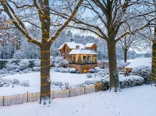 Deze uiterst charmante woning is rustig gelegen op 13a46ca te Nooderwijk, Herentals. Oorspronkelijk fungeerde " ’t Paviljoen " als overwegwachterswoning/privéstation voor de baron van het kasteel van Noorderwijk. Dankzij de fantastische ligging kunt u genieten van adembenemende vergezichten over de omliggende velden.<br /><br />Indeling:<br />Gelijkvloers: <br />Via de centrale inkomdeur betreedt u de gezellige ontvangstruimte/zithoek. Aansluitend vindt u de sfeervolle bar die door zijn warme uitstraling perfect is voor gezellige avonden met vrienden en familie. Achter de bar bevindt zich een praktische keuken met gasfornuis, oven, afzuigkap, natuurstenen spoelbak en voldoende opbergruimte. Aan de achterzijde van de woning vindt u de charmante woonkamer, voorzien van een open haard, en de recent aangebouwde orangerie (2023). Dankzij de grote raampartijen van de orangerie geniet u niet alleen van een prachtig uitzicht over de omliggende velden, maar ook van aangenaam veel lichtinval.<br /><br />Eerste verdieping:<br />Op de eerste verdieping heeft u toegang tot twee slaapkamers en de wasplaats met toilet, enkele wastafel en aansluiting voor wasmachine en droogkast. Daarnaast beschikt de woning over een kleine bergzolder voor extra opbergruimte.<br /><br />Kelder:<br />De leefkelder is reeds gedeeltelijk gerenoveerd en biedt tal van mogelijkheden. Hier bevindt zich de masterbedroom met dressing en een te renoveren badkamer met ligbad en douchescherm. Tevens is er een extra bergruimte die in de toekomst kan worden omgevormd tot een vierde slaapkamer, bureau of hobbyruimte. De extra toegangsdeur aan de linkerzijde van de woning geeft toegang tot de volledige kelderverdieping. <br /><br />Tuin:<br />Buiten kunt u genieten van alle rust en privacy dat deze prachtige locatie biedt. De tuin is onderhoudsvriendelijk en biedt voldoende ruimte voor ontspanning. Verder vindt u nog een afzonderlijke garage gelegen aan de Kruisstraat. <br /><br />Buitengewone kenmerken:<br />* Prachtige vergezichten<br />* Karaktervolle woning<br />* Rustige, groene ligging nabij uitvalswegen en de E313<br />* Recent gebouwde orangerie (2023)<br />* Geen renovatieplicht (inventaris bouwkundig erfgoed)