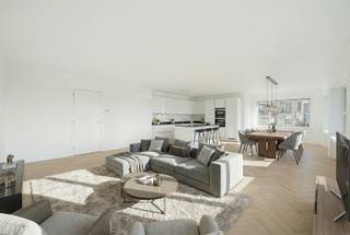 Op een topligging vlak bij zee en strand verkopen wij dit uitzonderlijk, zongericht hoekappartement van 146 m², gelegen in een prachtig gerenoveerd gebouw. Het appartement is te renoveren maar dat geeft meteen ook volledige vrijheid in indeling en afwerking, volledig naar eigen smaak.<br /><br />Het appartement omvat op heden een ruime inkomhal, riante, zongerichte leefruimte met open zicht, een afzonderlijke keuken, vier slaapkamers en een badkamer. <br /><br />Daarnaast beschikt het gebouw over een vlot toegankelijke fietsenstalling.<br /><br />Bekijk de video op www.avantimmo.be<br /><br />Bezoeken? Graag na afspraak met Avantimmo op het nummer 050 62 50 55