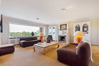 Dit statige appartement met ruime terrassen en prachtige verzichten wordt exclusief aangeboden via Access Estate! <br />BEZOEK OP AFSPRAAK!<br />Maak uw afspraak via +32472 60 91 51 (telefoon, sms of Whatsapp).<br /><br />Gelegen aan de Parklaan, op een boogscheut van het bruisende centrum van Aalst, bevindt zich dit luxueuze appartement op de zesde verdieping van de kleinschalige residentie Gimini I. Bij de oprichting werden hier oorspronkelijk twee appartementen samengevoegd tot één uitzonderlijke woonentiteit met een royale oppervlakte van 194 m², wat zorgt voor een bijzonder ruimtelijk gevoel en een unieke woonbeleving.<br /><br />Met het natuurgebied Osbroek als achterbuur geniet u vanuit de leefruimtes van een adembenemend uitzicht op het groen, dat elk seizoen opnieuw voor een ander prachtig schouwspel zorgt. De ligging combineert rust en bereikbaarheid: vlak bij de op- en afrit van de E40 en op wandelafstand van het centrum en diverse voorzieningen. Bovendien zijn er twee aparte garageboxen met extra parkeerplaatsen ervoor en twee privatieve kelderbergingen inbegrepen.<br /><br />De hoge afwerkingsgraad springt meteen in het oog. Degelijke en duurzame materialen zoals massieve houten deuren, inbraakveilige inkomdeuren, tal van ingemaakte kasten en diverse natuursteen accenten benadrukken het kwaliteitsvolle karakter van dit appartement.<br /><br />Bij het binnenkomen wordt u verwelkomd in de statige inkomhal met gastentoilet, ingemaakte kasten en vestiaire. De royale, lichtrijke leefruimte met open haard biedt een prachtig uitzicht op het achterliggende groen en sluit aan op de te vernieuwen keuken. Vanuit de eetplaats en keuken heeft u toegang tot het ruime zuidoostgerichte terras van ca. 27 m², waar u in alle rust van de zon en het uitzicht kunt genieten. De nachthal leidt naar drie slaapkamers, waarvan twee met toegang tot een balkon met zicht op de stad. De volledig in natuursteen afgewerkte badkamer is voorzien van een dubbele lavabo, ligbad en toilet, met de mogelijkheid om een douche te plaatsen.<br /><br />Troeven:<br />• Uitzonderlijke bewoonbare oppervlakte met hoge afwerkingsgraad<br />• Gegarandeerd groen verzicht<br />• Toegankelijk via lift<br />• Enige appartement op dit verdiep<br />• Twee aparte garageboxen en twee kelderbergingen voor stockage<br />• Gemeenschappelijke fietsenberging<br />• Ruime terrassen<br /><br />Keuringen:<br />• Asbestattest: asbestveilig<br />• EPC : label B <br />• Elektrische installatie: niet conform<br /><br />Bent u op zoek naar een uniek en karaktervol appartement in Aalst met een uitzonderlijk uitzicht en ongeëvenaarde ruimte? Grijp dan uw kans en contacteer ons vandaag nog om uw afspraak vast te leggen voor de bezoekdag.