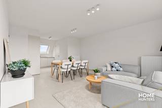 Dit nieuwbouwappartement in Residentie Noordpoort op wandelafstand (500m) van hartje Diksmuide bestaat uit een inkomhal met gastentoilet, een lichtrijke woonkamer met aansluitend een terras met zicht op de idyllische Handzamevaart, een luxueus ingerichte keuken en een nachthal die uitgeeft op 2 ruime slaapkamers en een prachtige badkamer (uitgerust met dubbel lavabomeubel en inloopdouche). Het appartement is volledig afgewerkt, inclusief schilderwerken, waardoor dit appartement meteen bewoonbaar of te verhuren is. <br /><br />Extra voordelen: <br />* 1 Jaar huurgarantie: Dankzij de huurgarantie geniet je onmiddellijk van een stabiel en gegarandeerd inkomen.