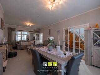 <span><strong>HALFVRIJSTAANDE WONING MET 4 SLAAPKAMERS OP EEN PERCEEL VAN 4A 98CA TE MAASMECHELEN<br /><br />TROEVEN<br /></strong><span>- Ruime halfvrijstaande woning met 4 volwaardige slaapkamers.</span><br /><span>- Ideaal als gezinswoning met veel potentieel om naar eigen smaak te moderniseren.<br /></span>- Belangrijke renovaties/vernieuwingen uitgevoerd tussen 2013 en 2021 (dakrenovatie, nieuwe ramen en rolluiken,<br />vernieuwde keuken en badkamer, pleisterwerken op de eerste verdieping, nieuwe vloeren in de slaapkamers<br />en nieuwe binnendeuren).<br /><span>- Gunstige en rustige ligging in een residentiële woonomgeving.</span><br /><span>- Gelegen op korte afstand van natuur- en wandelgebieden zoals Nationaal Park Hoge Kempen.</span><br /><span>- V</span><span>olledig omheinde tuin.<br /></span>- Groot terras.<br />- Ruime beklinkerde oprijlaan.<br /><span>- Garage.</span><br /><strong><br />KELDERVERDIEPING -01 (39,27 m²)<br /></strong>- Kelderruimte (3,30 m x 11,90 m = 39,27 m²): CV-installatie op stookolie, betonvloer.<strong><br /><br />GELIJKVLOERS 00 (95,89 m²)<br /></strong>- Inkomhal (3,90 m x 3,30 m = 12,87 m²): trap naar de eerste verdieping en trap naar de kelderverdieping, tegelvloer.<br />- Woonkamer (4,00 m x 7,50 m = 30,00 m²): bestaande mooie schouw en aansluiting voor een kachel, automatische rolluik, steentapijt.<br /></span>- Eetplaats (<span>4,00 m x 3,30 m = 13,20 m²): automatische rolluik, steentapijt.</span><br /><span>- Keuken (3,20 m x 3,30 m = 10,56 m²): keukenwand 1 (onder- en bovenkasten, lades, spoelbak), keukenwand 2 (onder- en bovenkasten), rolluik, steentapijt.<br /></span>- Badkamer <span>(1,50 m x 3,30 m = 4,95 m²): badkamermeubel (lavabo, onderkast, kolomkast), douche, volledig betegeld met wandtegels, tegelvoer.<br /></span>- Veranda/keuken <span>(3,85 m x 5,90 m = 22,71 m²): keukenwand (onder- en bovenkasten, lades, keramische kookplaat, dampkap, koelkast), aansluiting voor vaatwasser, deur die toegang geeft tot de tuin, rolluik, tegelvloer.</span><br /><span>- Toilet (1,60 m x 1,00 m = 1,60 m²): zittoilet, tegelvloer.</span><br /><br /><span><strong>VERDIEPING</strong> <strong>+01 (47,89 m²)</strong></span><br /><span>- Overloop (1,25 m x 2,40 m = 3,00 m²): tegelvloer.<br />- Slaapkamer 1 (2,90 m x 1,55 m + 1,70 m x 1,40 m = 6,87 m²): rolluik, tegelvloer.<br />- Slaapkamer 2 (4,00 m x 4,15 m = 16,60 m²): rolluik, tegelvloer.<br />- Slaapkamer 3 (4,00 m x 3,30 m = 13,20 m²): rolluik, tegelvloer.<br />- Slaapkamer 4 (3,30 m x 1,90 m + 1,00 x 1,95 m = 8,22 m²): rolluik, tegelvloer.</span><br /><br /><span><strong>EXTERIEUR</strong></span><br /><span>- Omheinde tuin.<strong><br /></strong>- Terras (4,80 m x 8,90 m = 42,72 m²)<br />- Garage (3,40 m x 6,50 m = 22,10 m²)<br />- Beklinkerde oprijlaan.<br />- Metalen toegangspoort.<br /><br /><strong>EXTRA INFORMATIE <br /></strong><span>Dit pand kan onderhevig zijn aan de renovatieverplichting die door de Vlaamse overheid wordt opgelegd voor residentiële gebouwen. <br />Alle informatie kunt u terugvinden via https://www.vlaanderen.be/een-woning-kopen/renovatieverplichting-voor-residentiele-gebouwen-vanaf-2023.<br /></span><br />Bekijkt u deze advertentie via een aanverwante vastgoedsite, surf dan zeker naar onze website <strong>www.N78vastgoed.be</strong> voor een uitgebreide beschrijving en foto's. <strong>Meer info: +32 (0)89 86 18 88 of info@N78vastgoed.be.</strong></span>