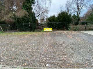 2 autostaanplaatsen in Geel. Onmiddellijk beschikbaar. Heb je interesse? Bel ons op het nummer 014 58 58 58.