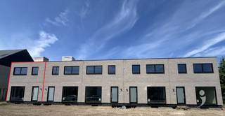 <p><span>Bijzonder energiezuinige nieuwbouwwoning te Wilsele.</span></p><p><span> </span></p><p><span>Deze gloednieuwe woning heeft 4 slaapkamers, een volledig uitgeruste keuken en badkamer. Deze biedt u niet alleen optimaal comfort maar ook een lage energiefactuur.</span></p><p><span>Daar er bijzonder veel rekening wordt gehouden met optimalisatie van het leefmilieu (verwarming, ventilatie, isolatie...) bekomt men een zeer streng E-peil </span></p><p><span>Ook de indeling van de woning is bijzonder praktisch. De gelijkvloerse verdieping is voorzien van een handige inkomhal met gastentoilet, grote leefruimte en open keuken met kookeiland (uitgerust met Miele toestellen). De berging biedt extra opbergruimte.</span></p><p><span> </span></p><p><span>De bovenverdieping is bereikbaar via een mooi afgewerkte eiken trap. Dankzij de 4 slaapkamers is er aan slaap-/hobby-/thuiswerkruimte geen gebrek!</span></p><p><span>Deze verdieping geniet ook van een apart toilet. De badkamer is volledig afgewerkt met een douche, ligbad en dubbele wastafel.</span></p><p><span> </span></p><p><span>Het dak is voorzien van zonnepanelen en de woning is voorzien van een thuis batterij. </span></p><p><span>Verwarming a.d.h.v. een lucht/lucht-warmtepomp. Warm water via een warmtepomp boiler.</span></p><p><span>Vooraan de woning is er parkeerplaats de wagen voorzien en er is een laadpaal aanwezig voor elektrische wagens. </span></p><p><span>Daarnaast is er uiteraard ook nog een waterput aanwezig.</span></p><p><span> </span></p><p><span>De woning is onmiddellijk beschikbaar voor korte duur huurovereenkomsten.</span></p><p><span>De tuin zal later dit jaar aangelegd worden. Deze is voorzien van een fijn terras en een mooi stuk tuin met grasplein dat makkelijk te onderhouden is. Er is reeds een tuinhuis voorzien.</span></p><p><span>Interesse in deze nieuwbouw woning? vraag uw bezoek aan via onze website!</span></p><p><span> </span></p>