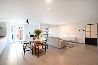 Deze instapklare kantoorruimte van ongeveer 83 m² bevindt zich in de Gentstraat, in het centrum van Deinze. Het pand werd gebouwd in 2020 en straalt professionaliteit, modern comfort en energiezuinigheid uit. Dankzij de recente bouw voldoet het aan alle hedendaagse normen en is het in uitstekende staat.<br /><br />De ligging in het stadscentrum zorgt voor een grote visibiliteit en een vlotte bereikbaarheid, met het station van Deinze op slechts vijf minuten wandelafstand. Ook winkels, horecazaken en andere voorzieningen bevinden zich in de onmiddellijke omgeving, wat de locatie ideaal maakt voor klanten en medewerkers.<br /><br />Bij het binnenkomen kom je in een inkomhal die toegang biedt tot de verschillende ruimtes. De grote, lichtrijke ruimte aan de voorzijde doet vandaag dienst als open kantoorruimte en vormt het centrale werkpunt van het pand. Deze ruimte sluit aan op een moderne open keuken met eetplaats, wat zorgt voor extra comfort tijdens de werkdag.<br /><br />Verder beschikt het kantoor over een afzonderlijke ruimte die kan ingericht worden als privé-bureau of vergaderzaal. De badkamer is modern afgewerkt met een inloopdouche en dubbele lavabo, en er is een apart toilet voor bezoekers of personeel. Een ruime berging biedt bijkomende opbergruimte.<br /><br />De kantoorruimte is voorzien van centrale verwarming op aardgas en beschikt over drie privatieve zonnepanelen. Op het gelijkvloers is er een gemeenschappelijke fietsenstalling en een afvalberging aanwezig.
