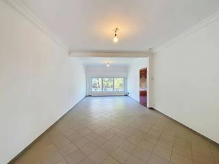 Dit appartement in centrum Brasschaat heeft heel wat troeven waaronder veel lichtinval, 2 slaapkamers, bergplaats/tuinberging en een zeer centrale maar rustige ligging.<br /><br />INDELING:<br />- open leefruimte met eet- en zitgedeelte<br />- volledig geïnstalleerde keuken<br />- 2 slaapkamers (1 grote en 1 kleinere)<br />- badkamer met bad/douche, dubbele lavabo en toilet en aansluiting wasmachine/droogkast. <br /><br />DIVERSE:<br />Het appartement is niet enkel esthetisch in orde maar ook technisch en heeft een gunstig EPC label B. <br />- bergplaats/tuinberging te bereiken via de zij-ingang <br />- CV op gas<br />- Geen lift <br />- Geen gemeenschappelijk kosten<br /><br />Bent u geïnteresseerd in dit appartement te huur te Brasschaat? Klik dan op 'Vraag je bezoek aan' en volg de stappen om zo de gevraagde gegevens in te vullen. Dewaele Vastgoed Kapellen, Hoevensebaan 25, 2950 Kapellen - 03 666 66 66 - kapellen@dewaele.com