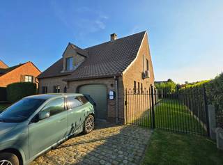 Open bebouwing in het landelijke Eppegem met EPC B en zonnige tuin. 100% instapklaar! Vlakbij speeltuin, scholen, handelaars, openbaar vervoer en verbindingswegen.<br /><br />Indeling<br />Gelijkvloers:<br />Ruime inkomhal met vestiaire en toilet (9,54m²). Woonkamer (28,71m²) op parketvloer met open keuken op tegelvloer. Open keuken met eiland (12,57m²) beschikt over een koelkast/diepvries, combi microgolfoven, oven, inductiekookplaat, dampkap, spoelbak en vaatwasser; Berging/wasruimte (5,89m²) met aparte toegang tot terras (48m²) en garage (20,48m²) met sectionale poort die te bedienen is op afstand. In de garage bevinden zich een vernieuwde gascondensatieketel van bosch, waterontharder, regenwaterfiltersysteem én thuisbatterij van 7,5 kw. Kruipkelder is aanwezig. Laadpaal aanwezig.<br />Leefruimte en keuken bieden zicht op de volledig omheinde zuidwestgerichte tuin met groot tuinhuis op tegelvloer (20m²). Er is één overdekt betegeld terras (42m²) en één aangelegd terrasje (25m²) in de tuin voor de ochtendzon. Robotmaaier is aanwezig.<br /><br />1ste verdiep:<br />Eiken trap, ruime nachthal (12,15m²) met apart toilet (1,70m²). 3 slaapkamers (21,56m², 12,39m² en 12,39m²) elk voorzien van airco/warmtepomp waarvan de master bedroom met dressing; Badkamer (5,97m²) met ligbad, een infrarood spiegel en grote wastafel in meubel. Één slaapkamer heeft toegang via zolderluik naar ruime geïsoleerde zolder (71m²) voor extra opbergruimte.<br /><br />Extra pluspunten:<br />- 14 zonnepanelen én thuisbatterij <br />- Elektrische laadpaal<br />- Airco / warmtepomp in elke slaapkamer<br />- Waterontharder<br />- Alarm (ook te bedienen op afstand)<br />- Elektrische rolluiken <br />- Vliegenramen<br />- Twee grote regenwatertonnen en regenwaterput aangesloten op de toiletten<br /><br />Beschikbaar 5 april '27<br />Te bezichtigen op zaterdag 19 september tussen 10u-17u, enkel op afspraak. Contacteer me gerust via email annel1.moens@gmail.com of gsm 0491 56 59 96 en dan plan ik graag een bezoek voor je in.