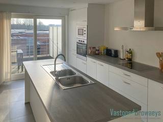 Dit ruim energiezuinig appartement gelegen op het eerste verdiep in een kleinschalige meergezinswoning is gelegen in het centrum van Zwalm. <br /><br />Het omvat een inkomhal, bezoekerstoilet, ingerichte keuken met aansluitend ruime bergruimte en terras, open leefruimte en aparte zitruimte, 1 slaapkamer met toegang tot ingerichte badkamer met inloopdouche. Parkeergelegenheid beschikbaar. <br /><br />Beschikbaar vanaf 01/07/2026.<br /><br />Voor meer informatie of een bezoek ter plaatse bel Stefanie op het nummer 055/59 50 10 of email Stefanie@vastgoedbrowaeys.be <br />
