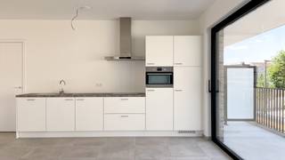 <p>Dit nieuwbouwappartement van ca 85 m² is gelegen op de eerste verdieping van residentie "De Posterij". Wie Wilrijk kent, weet dat deze gezellige plek garant staat voor een vlotte bereikbaarheid met in de onmiddellijke nabijheid scholen, sport en cultuur à volonté. Kortom wonen in het bruisende hart van Wilrijk!</p>
<p>De leefruimte is aangenaam licht dankzij het grote schuifraam aan de achterzijde met toegang tot het terras. De moderne open keuken, afgewerkt in een wit design, is voorzien van alle nodige inbouwtoestellen: vaatwasser, inductiekookvuur, combi-oven en koelkast met vriesvak. Aansluitend aan de leefruimte bevindt zich het terras van ca 14 m² waar u helemaal tot rust kan komen.</p>
<p>Beide slaapkamers zijn gelegen aan het binnengebied en kunnen gebruik maken van de badkamer met inloopdouche en dubbele lavabo</p>
<p>Een praktische berging voorziet in aansluiting voor wasmachine en extra bergruimte. Apart gastentoilet.</p>
<p>Het appartement beschikt tevens over een privatief zonnepaneel.</p>
<p>Een autostaanplaats in de ondergrondse garage is reeds begerepen in de huurprijs.</p>
<p>Gemeenschappelijke lasten: 95 Euro per maand.<br />Alle nutsvoorzieningen (gas, elektriciteit en water) zijn privé op te nemen door de huurder.</p>
<p>Onmiddellijk beschikbaar.<br />EPB nieuwbouw.</p>