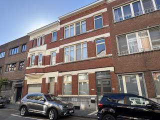 Deze karaktervolle woning (217 m²) met 4 slaapkamers is gelegen nabij station en Leuvense Vaart.Via de ruime inkomhal, uitgerust met een op...