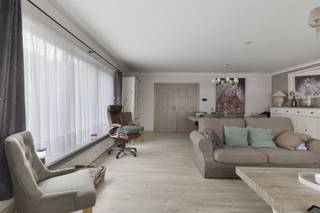 Charmante en ruime handelswoning in het hart van Merelbeke-Melle!Deze veelzijdige woning ligt centraal in een levendige buurt en combineert wonen met...