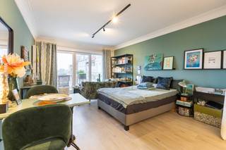 [[ DIT PAND NEEMT DEEL AAN DE ERA OPEN HUIZEN DAG OP 13/6 VAN 9:30 TOT 10:30 ]]
<strong>Knokke: Lichtrijke studio te koop met een prachtig open zicht op het Ijzerpark. </strong><br /><br />Op een uitstekende ligging in het hart van Knokke bevindt zich deze instapklare studio, gelegen op de Dumortierlaan 86. De studio geniet van een prachtig open zicht op het groene IJzerpark, wat zorgt voor een aangename rust en een gevoel van ruimte midden in het bruisende centrum. <br /><br /><strong>Indeling: </strong><br />Inkomhal met vestiaire, lichtrijke leefruimte met toegang tot het aangenaam terras, volledig geïnstalleerde open keuken, badkamer met douche, toilet en wastafel. <br /><br /><strong>Troeven: </strong>
<ul><li>Topligging met prachtig open zicht op het Ijzerpark.</li><li>De studio is compleet gerenoveerd.</li><li>Nabij strand, winkels en horeca.  </li><li>Recent gerenoveerd gebouw. </li><li>Privatieve kelderberging en gemeenschappelijke fietsenberging. </li></ul>
Meer informatie? Contacteer Ayita op 0496 13 43 12.