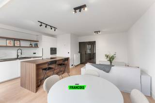 Ontdek dit schitterend gerenoveerde appartement, ideaal gelegen aan de Koninginnelaan 62. In 2025 werd het appartement volledig vernieuwd, met oog voor detail, comfort en kwaliteit. Alles is tot in de puntjes afgewerkt — u hoeft enkel nog uw meubels mee te brengen!<br /><br />Bij het binnenkomen valt meteen de ruime en uitnodigende inkomhal op, die toegang geeft tot de lichtrijke woonkamer met open, perfect uitgeruste keuken en eiland. Deze stijlvolle leefruimte vormt het hart van het appartement en is de ideale plek om te koken, te ontspannen of gasten te ontvangen.<br /><br />Het appartement beschikt over twee slaapkamers, waaronder één zeer ruime kamer met balkon en een tweede, kleinere kamer die ook perfect dienstdoet als bureau of logeerkamer. De moderne badkamer is volledig uitgerust met een inloopdouche en kwaliteitsvolle afwerking. <br /><br />Verder vindt u een apart toilet en een grote berging met extra opbergruimte.<br /><br />Daarnaast geniet u hier van praktische troeven zoals een lift in het gebouw en geen syndicus, wat betekent dat er geen of nauwelijks gemeenschappelijke kosten zijn.<br /><br />Het appartement geniet ook van een zijdelings zeezicht en is gelegen op een zeer strategische locatie nabij Petit Paris dat volledig vernieuwd wordt.<br /><br />Met een EPC-label B, conforme elektriciteit en het feit dat de woning volledig asbestveilig is, koopt u hier zorgeloos en toekomstgericht.<br /><br />