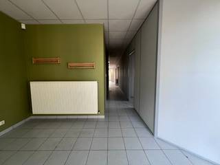 Op een centrale ligging te Dorp 14 in Lovendegem bevindt zich dit commercieel handelspand met een bruikbare oppervlakte van 204 m². Dankzij de ruime oppervlakte en flexibele indeling biedt dit tal van mogelijkheden voor diverse commerciële activiteiten zoals kantoor of praktijkruimte. <br /><br />De ruimtes kunnen volledig naar eigen wensen en noden ingericht worden, waardoor u het pand perfect kan aanpassen aan uw activiteit. <br /><br />Het pand is reeds voorzien van een keuken, toiletten en een douche, wat zorgt voor extra comfort voor personeel en bezoekers. <br /><br />Daarnaast bestaat de mogelijkheid om bijkomend aan te kopen: <br />- een extra bergruimte / opslagruimte <br />- 2 garageboxen aan 20.000,00 euro per stuk <br />- 5 parkeerplaatsen aan 5.000,00 euro per stuk <br /><br />Een interessante opportuniteit voor ondernemers of investeerders die op zoek zijn naar een ruim handelspand met potentieel op een goede locatie in Lievegem. <br /><br />Heeft u interesse om dit pand te bezichtigen? Aarzel niet om ons te contacteren via 09 395 05 40 of verkoop@concept-home.be