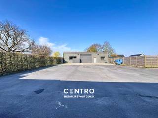 <span><strong><u>Benaderende OPPERVLAKTEN:</u></strong><br /><strong><em>Constructie - bewoonbare oppervlakten</em></strong></span><br /><strong>Magazijnen/garages:</strong> 430 m²<br /><br /><span><strong><em>Grondoppervlakte</em></strong></span><br /><span>Totale grondoppervlakte: ± 1.000 m² </span><br /><span>Aantal parkeerplaatsen: +15</span><br /><br /><span><strong><em>Uitbreidingsmogelijkheden:  </em></strong>± 100<strong><em> </em></strong>m²</span><br /><br /><span><strong><u>INDELING</u></strong><u>:</u></span><br /><span><strong><u>Magazijn:</u></strong></span><br /><em><strong>Magazijn vooraan (210m²)</strong></em>: Gang - 4 garages (1 laadpaal)- atelier 85m² - bureelruimte 35m² met ingemaakte kastenwanden - kunststof gietvloer, Ytong muren/baksteen, dak geïsoleerd EPDM, vrije hoogte: 2,50m tot 2,77m, 5 sectionaalpoorten (3 elektrische). Poorten van 2,45 tot 2,72m breed en 2,15m hoog.<br /><strong><em>Magazijn achteraan (220m²)</em>: </strong>atelier - spuitcabine met brandvertragende isolatiepanelen - aparte<strong> </strong>bureelruimte (met ingemaakte kasten) - sanitair - keramische tegels, baksteen, vrije hoogte 3m, handgestuurde sectionaalpoort DEBO (b: 3,75m - h: 2,70m) met aparte loopdeur, verwarming op gas, afwatering, bovengrondse tank buiten met tankpistool binnen.<br /><br /><span><strong><u>ENERGIE:</u></strong><br />Zonnepanelen: 36 panelen x 400 Wp: 14.400 Wp.</span><br /><br /><span><strong><u>GROTE TROEVEN van dit bedrijfspand:</u></strong></span>
<ul>
	<li>Het magazijn vooraan kan ook 1 open ruimte van 210m² worden (alle wanden zijn valse wanden)</li>
	<li>Perfect geschikt om de garages vooraan apart te verhuren aan omwonenden</li>
	<li><span>Badgesysteem voor alle deuren/poorten</span></li>
	<li><span>Voldoende parkeergelegenheid: diverse garages en parkeerplaatsen op AFGESLOTEN eigen terrein</span></li>
	<li><span>Nog uitbreidingsmogelijkheden aan het magazijn !</span></li>
	<li>Kantoorgedeelte met 3 wanden in <span>maatkasten en vast bureel </span></li>
</ul>
<span><strong><u>BESTEMMINGSMOGELIJKHEDEN:</u></strong></span><br /><span>Volgens het gewestplan Roeselare-Tielt gelegen in woongebied.</span><br /><br /><span><strong><u>NUTSVOORZIENINGEN</u></strong><u>:</u><br />Regenwater met pomp (15.000L), elektriciteit (3x230V), aardgas, internet en riolering, </span><span>zonnepanelen.</span><br /><br />Onze referentie op<strong> </strong><strong>www.centro.be</strong>: <strong>Q0830-M</strong><br /><strong>Interesse?</strong> Neem dan vandaag nog contact voor meer info of bezichtiging:<strong> </strong><strong>050700102</strong><strong>.</strong><br /><br /><strong>CENTRO | </strong><strong>BEDRIJFSVASTGOED </strong>is reeds 25 jaar <u>gespecialiseerd in de bemiddeling van commercieel- en bedrijfsvastgoed</u> in West- en Oost-Vlaanderen.<br /><strong>Wilt u ook weten hoeveel uw bedrijfsgebouw waard is?</strong><br />Contacteer ons vrijblijvend voor een marktconforme waardebepaling van uw pand. <br /> 