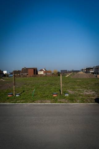 <strong>MARIA-AALTER - BOUWGROND LOT 22 -  GB - Zonnedauwstraat. </strong><br />Mooie bouwgrond van 220m² voor een GB met uitweg!! <br /><br />Droom je ervan om je eigen woning te realiseren op een centrale locatie?<br />Deze bouwgrond van 220 m² is gelegen in de Zonnedauwstraat (doodlopende straat) en biedt de vrijheid en rust van een groene woonomgeving. <br /><br /><strong>Troeven van dit perceel:</strong><br />+ Geschikt voor een gesloten bebouwing mét achteruitweg = comfort van HOB.<br />+ 220 m² grondoppervlakte<br />+ Noord-West oriëntatie (avondzon in de tuin!) <br />+ Rustige ligging met vlotte verbinding naar het centrum, station en omliggende gemeenten<br />+ Vrije keuze van bouwstijl, architectuur en afwerking volgens budget en in samenspraak met onze bouwpartners voor maximale ontzorging. <br /><br />Een unieke kans voor wie op zoek is naar ruimte, flexibiliteit en een uitstekende locatie.<br />Contacteer ons vandaag nog voor meer informatie, de bouwvoorschriften of om het perceel zelf te ontdekken.<br /><br /><strong>Interesse? </strong><br />09 216 84 51 of 0472 86 02 05 of stuur een mailtje naar sara@bcabouwtbeter.be