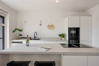 Gelegen op de 5e verdieping met een UNIEK ZICHT over de skyline van Zottegem! <br />Dit lichtrijke en instapklare appartement heeft een gezellige living met balkon (én buitenberging) aan de achterzijde van het gebouw. Compleet vernieuwde open keuken. Mooie, grote slaapkamer, met ensuite vernieuwde badkamer, en die toegang geeft tot het heel ruime terras (nog af te werken) dat geniet van namiddag - en avondzon. In de kelder is er nog een handige bergruimte. Dankzij de 2 terrassen baadt dit appartement de ganse dag in het licht en kan u er genieten van elke zonnestraal! Neem zeker en vast een kijkje op www.JUNOvastgoed.be voor alle beschikbare documenten,... Interesse? Bel ons vlug voor nog meer info of een bezoek in te plannen! Tot binnenkort? Nieuw EPC in aanvraag => dak vernieuwd/geïsoleerd.