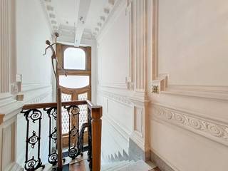 Deze prachtige kantoorruimtes te huur bevinden zich in een kleinschalig, maar bijzonder karaktervol businesscenter in Gent. De hoge plafonds en de authentieke houten vloer creëren een rustige en warme werksfeer. De kantoren zijn volledig instapklaar en uitgerust met alle modern comfort. Bovendien kunnen huurders gebruikmaken van diverse ondersteunende diensten. Op het gelijkvloers is er een terras voorzien.Het pand is gelegen aan de Koning Albertlaan, recht tegenover een tramhalte tussen het station en het stadscentrum. Dankzij deze uitstekende ligging is het kantoor zowel centraal gelegen als uitstekend bereikbaar met het openbaar vervoer en met de wagen. Het station Gent-Sint-Pieters ligt op wandelafstand en biedt een ruime publieke parking, vlot bereikbaar via de R4 en de E40.Beschikbare oppervlaktes:- Gelijkvloers: 53m²- 1e verdieping: 63m²- 2e verdieping: 45m²- 3e verdieping 38m²Specificaties: - Parlofoon- Volledig uitgeruste keuken - Coffee corner- Parketvloer- Toegangscontrole via smartphone- 24/7 toegankelijk- Gemeenschappelijk sanitair- Badkamer met douche- Centrale verwarming op aardgas - Akoestische isolatieDiensten (inbegrepen):- Poetsdienst gemeenschappelijke delen- Onroerende voorheffing- Brandverzekering- Verbruik elektriciteit, gas en water- Meubilair te besprekenBeschikbaarheid:Onmiddellijk beschikbaar. Bent u geïnteresseerd in deze kantoren te huur in Gent? Aarzel dan niet om contact op te nemen via 09 245 35 35 of business.gent@dewaele.com.