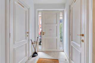 Centraal gelegen woning met mogelijkheid tot het uitoefenen van een vrij beroep.Deze woning bestaat op het gelijkvloers uit een inkomhal met apart...