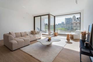 Deze prachtige residentie werd recent totaal gestript en hoogwaardig gerenoveerd, waardoor u geniet van alle voordelen van een nieuwbouwproject, gecombineerd met een absolute topligging in het stadscentrum. Dankzij de doorgedreven renovatie voldoet het gebouw aan de hedendaagse normen op vlak van comfort, duurzaamheid en energieverbruik, wat resulteert in een bijzonder energiezuinige woonervaring.<br /><br />Gelegen op de 3e verdieping wordt u meteen gecharmeerd door de overvloedige natuurlijke lichtinval en het adembenemende zicht op het iconische Operagebouw. De ruime leefruimte met grote raampartijen vormt het kloppende hart van het appartement en loopt naadloos over in de stijlvolle open keuken met centraal eiland en kwalitatieve inbouwtoestellen. Een plek waar koken, ontspannen en genieten perfect samenkomen.<br /><br />Vanuit de leefruimte stapt u rechtstreeks het terras op, waar u dagelijks kunt genieten van een uniek uitzicht over de stad.<br /><br />Achteraan bevindt zich de royale master bedroom met praktische dressing en een luxueuze ensuite badkamer voorzien van zowel een ligbad als een ruime inloopdouche. Via de slaapkamer bereikt u een tweede, rustig gelegen terras waar u volledig tot rust komt. Ook de tweede slaapkamer heeft toegang tot dit terras en wordt aangevuld met een tweede moderne badkamer met inloopdouche.<br /><br />Een handige berging met aansluitingen voor wasmachine en droogkast.<br /><br />Prijs vanaf € 669.000 voor een appartement op de 1e verdieping.<br /><br />Contacteer LISTED +32 3 283 51 51.
