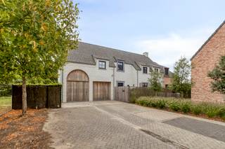 EXCLUSIEVE VILLA MET ZWEMBAD EN POOLHOUSE OP 12A40CA TE HASSELT!In de Kuilenbeekstraat 17 te Hasselt wacht een uitzonderlijke villa van maar liefst...