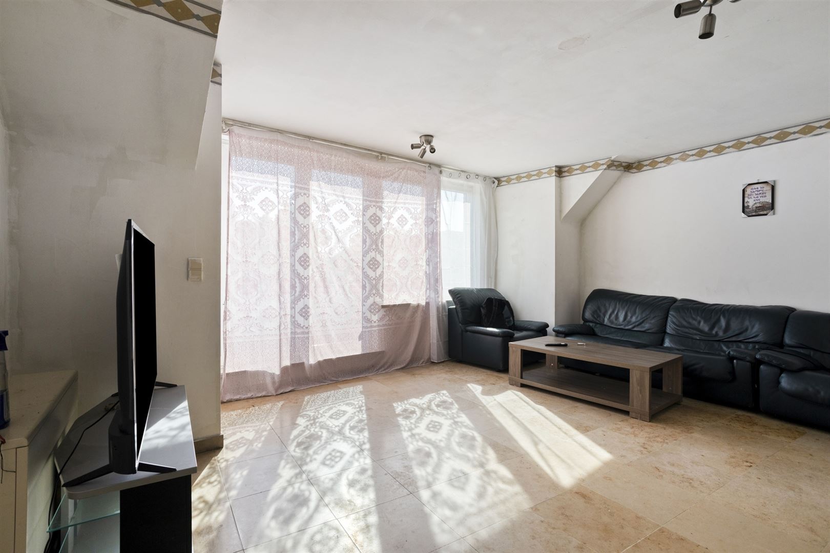 Appartement sous les toits à rénover avec 2 chambres et un balcon - photo 4