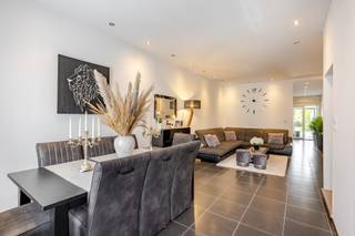 <p><span>Afspraak BEZOEKDAG TELEFONISCH via Jari Wante op 0470/21.14.82</span></p><p><span>Ontdek deze moderne, energiezuinige woning die volledig gerenoveerd werd in 2020. Ze is gunstig gelegen in de directe nabijheid van alle nodige voorzieningen zoals scholen, winkels en het openbaar vervoer. Bovendien geniet u van een vlotte verbinding naar de belangrijkste invalswegen. </span></p><p><span> </span></p><p><span>De indeling is als volgt: ruime leefruimte gevold door de moderne keuken die voorzien is van alle comfort en veel lichtinval. Verder vinden we gelijkvloers ook nog de badkamer die voorzien is van een dubbel badkamermeubel, inloopdouche en toilet. Op de eerste verdieping vinden we 2 ruime slaapkamers. Op de 2</span><span><sup>de</sup></span><span> verdieping is nog een 3</span><span><sup>de</sup></span><span> ruime slaapkamer. Deze woning beschikt ook over een droge kelder.</span></p><p><span> </span></p><p><span>Een grote troef van deze woning is de onderhoudsvriendelijke tuin, ideaal om te ontspannen en te genieten van de rust. Tevens heeft u ook de mogelijkheid om een garage te huren.<br /><br />EPC: 134 kWh/ (m² jaar) – Label B</span></p><p><span>Keuring elektriciteit conform tot 31/05/2045</span></p><p><span>Hoogrendementsglas met PVC</span></p><p><span>Asbestveilig<br />Cv op gas <br /><br />Alle documenten zijn raadpleegbaar op de website www.immo-zone.be</span></p><p><span> </span></p>