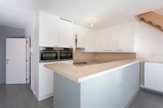 Nabij het stadscentrum vinden we dit aangenaam en ruim duplexappartement op de bovenste verdieping terug, te bereiken met de traphal of met de lift. Uiterst centraal en zéér goed bereikbaar.<br /><br />Het duplexappartement bestaat uit:<br /><br />Leefniveau: inkom met gastentoilet, ruime leefruimte met open keuken (koelkast met vriesvak, keramische kookplaat, dampkap, combi-oven, dubbele gootsteen en vaatwasmachine). Via de leefruimte krijgt u toegang tot het zuidgericht terras.<br />Slaapniveau: nachthal met ruime overloop, berging met aansluiting voor wasmachine en droogkast, 2 grote slaapkamers en een badkamer (dubbele lavabo met meubel, toilet en ligbad met<br />douchevoorziening).<br /><br />Ondergrondse kelderberging is inbegrepen in de huurprijs.<br />Bewoonbare oppervlakte: 140m². <br />Het appartement is beschikbaar vanaf 01/01/2026.<br />Gemeenschappelijke kosten bedragen €50 / maand.<br /><br />Enkele troeven:<br />- Centrale ligging;<br />- Zéér ruime slaapkamers;<br />- Instapklaar.<br /><br />Interesse in dit ruim appartement? Contacteer ons voor uw bezoek!