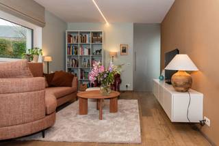 Deze prachtige, hedendaagse woning werd gebouwd in 2015 en combineert moderne architectuur, hoogwaardig comfort en uitstekende energieprestaties (EPC label A).<br />De woning kenmerkt zich door haar strakke vormgeving, kwalitatieve afwerking en aangename lichtinval. <br /><br />Bij het betreden van de woning komt u in een inkomhal die toegang geeft tot de lichtrijke leefruimte met een moderne, open uitstraling en open keuken. De woning werd zeer smaakvol en tijdloos afgewerkt met duurzame materialen.<br /><br />Op het gelijkvloers bevindt zich bovendien een gastentoilet, een berging en een extra ruimte die perfect kan dienen als bureau, hobbyruimte of vierde slaapkamer.<br />Op de verdieping bevinden zich de nachthall, een tweede toilet, drie volwaardige slaapkamers en een stijlvolle badkamer (uitgerust met zowel een ligbad als een aparte douche).<br /><br />Dankzij de vloerverwarming in combinatie met een energiezuinig geothermisch systeem geniet u van een aangenaam binnenklimaat en bijzonder lage energiekosten. Dit resulteert in een uitstekend EPC label A.<br /><br />Ideaal dus voor wie op zoek is naar een moderne, energiezuinige en comfortabele gezinswoning met een hedendaagse uitstraling.