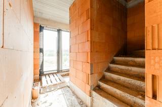 Ben je op zoek naar een kwalitatieve nieuwbouwwoning die je zelf naar wens kan afwerken? Dan is deze CASCO afgewerkte woning  op de Eindhovensebaan te Eksel, dicht bij het groen, de natuur en de belangrijke uitvalswegen misschien wel wat je zoekt.<br />Deze prachtige halfopen woning in casco-afwerking combineert solide bouwkwaliteit met moderne uitstraling en maximale vrijheid voor afwerking.<br /><br />INDELING &amp; VOORDELEN<br /><br />Casco plus opgeleverd:<br /><br />1.Binnenbepleistering muren en plafonds<br />2. Isolatie met EPS-korrels en chape conform EPB<br />3. Elektriciteit installatie, inclusief zekeringkast<br />4. Sanitair leidingen koud en warm water + afvoer<br />5. Warmtepomp (lucht/water) + vloerverwarming gelijkvloers + badkamer + toilet op de verdieping + gang op de verdieping<br />6. Ventilatiesysteem type D inclusief kanalen en roosters<br />7. Regenwaterput aansluiting naar binnen<br />8. Isoleren zolder (PUR platen tegen het zadeldak conform EPB) + chape inbebrepen  <br />9. Zonnepanelen conform EPB met keuring<br /><br /><br />Indeling:<br /><br />Inkomhal met apart toilet, garage, ruime woonkamer met halfopen keuken (+- 47m²) een aparte inkom, schuiframen, zeer ruime berging onder de trap.<br /><br />Verdieping:<br /><br />3 Slaapkamers van respectievelijk +- 17 m², 12 m² en 11m², een badkamer en een apart toilet.<br /><br />Zolder:<br /><br />Technische ruimte en polyvalente ruimte.<br /><br />Pluspunten:<br /><br />Zeer gunstige oriëntatie met veel lichtinval<br />Ruime tuin <br />Vaste trap naar ruime zolderverdieping<br />Energiezuinige BEN-bouw (EPB-verslag beschikbaar)<br />Crepi-gevel met strak design<br /><br />Wens je afwerking?<br /><br /><br />Bouw wordt rondom nog opgeruimd. <br /><br />Heeft u vragen over deze woning? Contacteer ons vrijblijvend voor een afspraak.