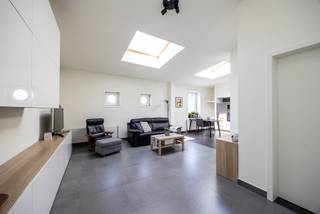 Locatie
Dit appartement geniet van een uitstekende ligging in een rustige straat, op wandelafstand van de Bredabaan met diverse winkels, supermarkten en horecazaken. Openbaar vervoer (tram en bus) bevindt zich vlakbij en zorgt voor een vlotte verbinding met Antwerpen-centrum en omliggende gemeenten. Scholen, kinderopvang en dagelijkse voorzieningen zijn eveneens in de onmiddellijke omgeving aanwezig. Daarnaast ligt het Gemeentepark Merksem op korte afstand, ideaal voor ontspanning in het groen.
Indeling
Je nieuwe thuis bevindt zich op de tweede verdieping van een charmant gebouw met slechts drie units. Je betreedt het appartement via de inkomhal met authentieke elementen. Via de recent vernieuwde veiligheidsdeur (2025) kom je in de woonkamer, die is voorzien van een ingemaakte kastenwand en daardoor enorm veel opbergruimte biedt.
De open keuken sluit naadloos aan op de leefruimte en is uitgerust met alle toestellen, waaronder een ingebouwde koelkast (2025), elektrische kookplaat, dampkap, oven (2025) en vaatwasser (2026).
De badkamer werd volledig vernieuwd en beschikt over een moderne regendouche, een wastafelmeubel en een toilet. Daarnaast is er ook aansluiting voorzien voor een wasmachine en droogkast.
De ruime slaapkamer biedt meer dan voldoende plaats voor een dubbel bed en een grote kast. Tot slot is er nog een ruime kelderberging aanwezig.
Troeven
✔ Instapklaar & goed onderhouden
✔ Nabij openbaar vervoer, winkels, scholen
✔ Gunstige EPC-score (C)
✔ Elektriciteit conform
✔ Individuele meters
✔ Vlotte verbinding naar de E313 en Antwerpse Ring
Technisch
Het appartement bevindt zicht in een super charmant authentiek gebouw. U verwarmt uw appartement met een individuele cv-ketel op gas van het merk Vailant (2012).
Het appartement is voorzien van houten ramen met hoogrendementsglas. Het dak werd ook reeds vernieuwd en geïsoleerd (2014) en u heeft ook een parlofoon. Het appartementsgebouw heeft aparte meters voor gas, elektriciteit en water. Zo betaalt u alleen wat u verbruikt.
Koopt u als enige en eerste woning? Dan geniet u van het verlaagde tarief van 2% verkooprechten.Bent u reeds eigenaar? Verkoop uw eerste eigendom binnen de 2 jaar en profiteer alsnog van deze gunstmaatregel. Voor meer informatie of een gratis waardebepaling van uw vastgoed kan u een aanvraag invullen op onze website of even bellen op het nr. 03/345.88.99.