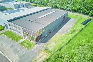 TE HUUR - Hal met kantorenGelegen op het industrieterrein 'Oude Bunders' vlak aan de Rijksweg en de E314, op een perceel van 33a15ca bevindt zich dit...