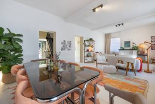 <p>Idéalement située à Rhode-Saint-Genèse, à proximité immédiate de la gare de De Hoek et de toutes les commodités, cette magnifique maison de ±253 m², entièrement rénovée en 2022, séduit par ses beaux volumes, sa luminosité et son confort. Dès l’entrée, vous découvrirez un vaste hall avec vestiaire et toilette séparée, ainsi qu’un bureau idéal pour le télétravail. Le rez-de-chaussée se compose également d’un superbe séjour avec salle à manger d’environ ±40 m², agrémenté d’un feu ouvert, et d’une cuisine super équipée donnant accès à un agréable petit jardin orienté Sud-Est. Au premier étage, le hall de nuit dessert trois chambres de ±17 m², ±11,5 m² et ±9,6 m², une salle de bains et un espace buanderie. Le dernier étage est entièrement consacré à une magnifique suite parentale de 58 m² disposant de sa salle de bains privative. La maison bénéficie également d’une cave et d’une chaudière au gaz. PEB D – 319 kWh/m²/an. Electricité conforme. Disponibilité à l’acte. Une maison spacieuse, chaleureuse et parfaitement située, idéale pour une famille à la recherche de confort, de beaux volumes et d’une excellente accessibilité.</p>
<p></p>
<p><strong>Rez-de-chaussée :</strong></p>
<ul>
<li>Hall d’entrée avec vestiaire et toilette séparée</li>
<li>Séjour de ±40 m² avec feu ouvert</li>
<li>Cuisine super équipée de ±17 m² avec accès à la terrasse et au jardin orienté Sud-Est</li>
</ul>
<p></p>
<p><strong>Premier étage :</strong></p>
<ul>
<li>3 chambres de ±17 m², ±11,5 m² et ±9,6 m²</li>
<li>Salle de bains</li>
<li>Espace buanderie</li>
</ul>
<p><strong>Deuxième étage :</strong></p>
<ul>
<li>Suite parentale de ±58 m² avec baignoire et douche</li>
</ul>
<p><strong>Sous-sol :</strong></p>
<ul>
<li>Cave</li>
</ul>
<p></p>
<p>Chaudière au gaz - PEB: D - 319 kWh</p>
<p></p>