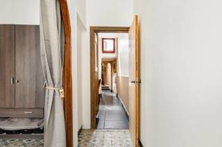 Op woensdag 09/09 in de namiddag organiseer ik een kijkdag op afspraak voor deze woning met een vanaf prijs van 199.000€, een bijkomende voorwaarde voor aanvaarding is dat de akte zal kunnen verlijden tegen 30 oktober 2026. Contacteer mij vandaag nog voor uw afspraak.<br /><br />Instapklare gezellige starterswoning met leuke stadstuin gelegen in de Veldstraat te Harelbeke nabij alle dagdagelijkse winkels en openbaar vervoer. De woning heeft geen renovatieverplichting, is asbestveilig, er zijn geen maatregelen in het maatregelregister, elektriciteit is conform en er is ook een conforme installatie voor zonnepanelen aanwezig.<br /><br />Indeling: inkom met ruimte voor het plaatsen van fietsen of bureau, eetruimte met open keuken met badkamer op het gelijkvloers met toilet. Achterliggend is er nog een ruime zitruimte met zicht op de tuin en een mezzanine dat kan dienen als bureau, vrijetijdsruimte of zelfs extra slaapgelegenheid. Voor een deel van de achterbouw werd op heden een regularisatie ingediend met een architect (vergunning is intussen goedgekeurd). Op de verdieping zijn er 2 ruime slaapkamers van telkens 12m² en een zolderkamer van ook nog eens 12m².<br /><br />Voor meer info of een plaatsbezoek contacteer Peter (BIV 510.335) op peter@therockrealestate.be of 0495 511 391.<br /><br />Tot binnenkort!