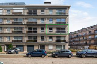 Dit op te frissen en lichtrijke appartement bevindt zich op de tweede verdieping in een doodlopende straat, op een uiterst strategische ligging nabij het Park Vordenstein, openbaar vervoer, winkels, scholen en op wandelafstand van het centrum. Een rustige woonomgeving met alle voorzieningen binnen handbereik.<br /><br />Indeling: Via de inkomhal met apart toilet betreedt u de leefruimte. De woon- en eetkamer geniet van veel natuurlijke lichtinval en beschikt over een schuifraam naar het balkon aan de voorzijde. De keuken is uitgerust met een dubbele spoeltafel, 4pits gasvuur, dampkap, koelkast en diepvriezer. Via de nachthal bereikt u drie volwaardige slaapkamers (12m² – 14m² – 6,50m²). De eerste slaapkamer is voorzien van een deur naar het terras achteraan. De badkamer beschikt over een dubbel lavabomeubel en een ligbad met douchecombinatie.<br /><br />Bijkomend beschikt het appartement over een garagebox achter het gebouw (incl. de vraagprijs).<br /><br />Extra troeven: Recente CV-ketel en ramen - Elektriciteit conform - Rustige ligging in doodlopende straat - Lift aanwezig - Twee terrassen (voor- en achteraan) - Nabij park, winkels, scholen en openbaar vervoer - Een ruim en praktisch ingedeeld appartement op een topligging, ideaal voor gezinnen of als investering.