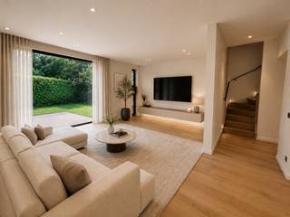 Ter info: Los meubilair, verlichting en gordijnen en inrichting zolderverdieping van de woningen is louter ter illustratie. Dit werd via AI opgemaakt.<br /><br />Via een private oprijlaan van maar liefst 35 meter bereikt u dit uitzonderlijke perceel met twee exclusieve nieuwbouwwoningen. Vanaf het eerste moment ervaart u hier een oase van rust, privacy en groen.<br /><br />Alle bouwzorgen werden u volledig uit handen genomen: de woningen zijn reeds tot in de kleinste details afgewerkt met hoogwaardige en duurzame materialen. Buitengevels werden tevens gekaleid. Oprit, voortuin en terrassen zijn in alle precisie aangelegd in een verfijnde combinatie van kleiklinkers, uitgewassen beton en Franse dolomiet. Omheind met deels zwarte ericamatten en mooie hagen. <br /><br />De woningen zijn volledig voorzien van ingewerkte inbouwspots. Enkel de schilderwerken laat u nog volledig naar eigen smaak uitvoeren.<br />Elke woning beschikt over individuele verwarming via een lucht/water-warmtepomp, met vloerverwarming op zowel het gelijkvloers als de eerste verdieping.<br /><br /><strong>Woning – Lot A: 685.000 euro (exclusief kosten zoals registratie, btw, enz...)<br /></strong><br />Gelegen op een perceel van 744 m², met eigen carport, tuinberging en fietsenberging.<br /><br />De woning verwelkomt u via een ruime inkomhal met apart gastentoilet en een tweede toegang tot de praktische berging/wasruimte, waar tevens de mogelijkheid bestaat om een koelcel te voorzien.<br /><br />De lichtrijke leefruimte omvat een volledig uitgeruste keuken en een gezellige leefruimte met grote glaspartijen die uitgeven op de zonnig georiënteerde tuin. Aansluitend bevindt zich een afzonderlijk bureel, stijlvol afgescheiden door een stalen deur. De volledige leefruimte is afgewerkt met hoogwaardig eiken parket.<br /><br />Op de eerste verdieping bevinden zich drie volwaardige slaapkamers, waarvan de master bedroom beschikt over een aanpalende dressingruimte. De ruime badkamer is uitgerust met een inloopdouche, ligbad en dubbele lavabo. Daarnaast is er een apart toilet in de nachthal.<br />Via een vaste eiken trap bereikt u de volledig geïsoleerde zolderverdieping, die eenvoudig kan worden ingericht tot bijkomende slaapkamers of multifunctionele ruimte.<br /><br />
<p><strong>Woning – Lot B: 660.000 euro (exclusief kosten zoals registratie, btw, enz...)</strong></p>
<p>Gelegen op een perceel van 676 m², met eigen carport, tuinberging en fietsenberging.</p>
<p>Deze woning beschikt over een inkomhal met apart toilet en een bijzonder ruime berging/wasplaats, met mogelijkheid tot het installeren van een koelcel en een douchecel.</p>
<p>De riante leefruimte bestaat uit een volledig ingerichte keuken en een aangename leefruimte met grote raampartijen die zorgen voor een overvloed aan natuurlijk licht en een directe verbinding met de zongerichte tuin. Ook hier is een afzonderlijk bureel voorzien, afgescheiden door een elegante stalen deur. De afwerking gebeurt volledig in eiken parket.</p>
<p>De eerste verdieping telt drie ruime slaapkamers en een royale badkamer met inloopdouche, ligbad en dubbele lavabo. Een apart toilet bevindt zich in de nachthal.</p>
<p>De vaste eiken trap leidt naar de volledig geïsoleerde zolderverdieping, waar zonder moeite extra slaapkamers of een hobbyruimte kunnen worden gecreëerd.</p>
Twee nieuwe pareltjes in Waregem om U tegen te zeggen!!!!!
