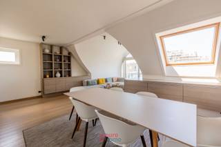Bienvenue dans ce superbe appartement de trois chambres, situé sur l'Elisalaan, dans la charmante ville de Nieuwpoort. Ce bien construit en 2004, prêt à emménager, offre un mélange parfait de confort et de style, avec un agencement bien pensé qui tire le meilleur parti de l'espace et de la lumière. Le spacieux salon constitue le cœur de l'appartement et offre un cadre idéal pour se détendre et passer du temps ensemble. L'appartement dispose en outre d'une cuisine moderne, de trois chambres et de deux salles de bains aménagées avec goût, qui, ensemble, élèvent le confort de vie à un niveau supérieur.<br /><br />Situé dans un quartier calme mais central de notre station balnéaire animée, à seulement 60 m de la digue et de la plage de sable, cet appartement invite à un art de vivre alliant confort et plaisir. Ne manquez pas cette occasion unique de devenir propriétaire de ce bien haut de gamme au cœur de la magnifique station balnéaire de Nieuwpoort. Le mobilier n’est pas inclus.<br /><br />Certificat de performance énergétique (CPE) : 370 (label D).<br />
