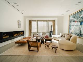 Dit herenhuis, ideaal gelegen tussen de Louizalaan en de Elsene vijvers, met zijn eclectische voorgevel in Art Nouveau-stijl, ontworpen door architect Léon Delune in 1893, werd in 2015 volledig heringericht in een hedendaagse stijl door Olivier Dwek.<br /><br />De begane grond bestaat uit een inkomhal met vestiaire die leidt naar een leefruimte bestaande uit een eetkamer en een volledig uitgeruste keuken die via een groot raam uitgeeft op een aangelegde tuin met een vijverpartij ontworpen door Vaxelaire & Deckers. De eerste verdieping biedt aantrekkelijke ontvangstruimten met open haard en een intiemere zitkamer met gascassette. Het slaapgedeelte op twee verdiepingen bestaat uit een master suite met een studeerkamer, slaapkamer en aangrenzende badkamer, terwijl de bovenste verdieping drie slaapkamers heeft met aangrenzende bad-/doucheruimtes.<br /><br />Andere: garage voor twee auto's, geïntegreerd geluidssysteem, inbraakalarm/perimeter alarmsysteem, domotica, lift, wasruimte, kelders, wijnkelder, regenwateropvangbak, PEB: C.<br /><br />De Elsene vijvers biedt een groene en schilderachtige omgeving op een steenworp van het Flageyplein. Dit gebied staat bekend om de levenskwaliteit die het biedt, tussen de rust van de vijvers en de levendigheid van de omliggende wijk. Talrijke verbindingen met het openbaar vervoer.<br /><br />Voor meer informatie kunt u contact opnemen met Bertrand de Moffarts op +32 (0) 475 944 508