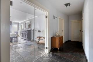 Dit gelijkvloers appartement is verrassend ruim ingedeeld en is ideaal voor wie op zoek is naar het gemak van een appartement maar de ruimte van een huis nog niet wenst achter te laten. <br />Op niveau -1 is er een zeer ruime eigen parkeerplaats met aparte kelderberging aanwezig. <br /><br />=> Ligging<br />Dit appartement ligt erg vlot bereikbaar ten opzichte van de binnenstad. Winkels, cultureel centrum, sport, scholen, horeca,... alles ligt op wandelafstand. Ook de toegang tot de autostrade en de Nederlandse grens liggen vlakbij. <br /><br />=> Gelijkvloers <br />- Royale inkomhal met ruimte voor vestiaire<br />- Betegeld gastentoilet in de hal<br />- Dubbele glazen deuren naar de leefruimte <br />- Luchtige woonkamer, met een gezellige zithoek aan de straatzijde<br />- Mooie leistenen vloer <br />- Verrassend veel lichtinval<br />- Rechtstreeks toegang tot het terras vanuit de woonkamer<br />- Verzorgde keuken met veel kastruimte en voorzien van alle hedendaags comfort<br />- Voldoende ruimte om eettafel te kunnen plaatsen<br />- Fijn tuincontact vanuit de keuken <br />- Ruime ouderlijke slaapkamer<br />- Volledig betegelde frisse badkamer met ligbad, douche en wastafel in verzorgd badkamermeubel<br />- Zeer ruime tweede slaapkamer/bureelruimte voorzien van veel praktische inbouwkasten<br />- Via schuifwanden directe toegang tot de zeer complete en ruime dressing<br />- Wasplaats/berging met uitgietbak<br />- Aparte CV-ruimte in de hal <br /><br />=> Kelder<br />- Zeer grote afgesloten garage<br />- Aansluitend nog een af te sluiten ruime kelderberging <br /><br />=> Indeling<br />Gelijkvloers: inkomhal met vestiaireruimte, gastentoilet, woonkamer, keuken, wasplaats/berging, ouderlijke slaapkamer, tweede slaapkamer/bureel met complete dressing, badkamer, cv-ruimte en terras; <br />Kelder: grote afgesloten garage en kelderberging.