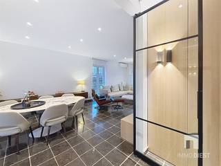 <h2><span>Klasse villa met moderne inrichting in Paal: architectuur, luxe en ruimte in een groene setting</span></h2><h2><span>De villa is volledig instapklaar waarbij de high-end afwerking inclusies design interieur is inbegrepen(*).</span></h2><p><span>Ontdek deze uitzonderlijke villa in </span><span>Paal</span><span>: een imposante, moderne villa waar eigentijds design en duurzame kwaliteit samenkomen. De woning maakt meteen indruk met haar </span><span>imposante gevel</span><span> en een verzorgde voortuin met omheining, wat zorgt voor een </span><span>veilig en afgesloten gevoel</span><span>.</span></p><h3><span>Stijlvolle architectuur met praktisch comfort</span></h3><p><span>De </span><span>volledig aangelegde oprit/voortuin</span><span> en de ruime parking voor de woning bieden dagelijks gemak voor gezin en gasten. Het monumentale volume van de woning vertaalt zich binnen in </span><span>ruime leefzones</span><span> en doordachte functionaliteit.</span></p><h3><span>Licht, luxe en een verfijnd interieur</span></h3><p><span>Binnenin primeert kwaliteit en detail. Een </span><span>indrukwekkende inkomhal</span><span> vormt een echte blikvanger, sfeervol verlicht met wandlampen. Grote raampartijen laten overvloedig daglicht binnen en creëren een open, aangename woonbeleving. Glazen schuifwanden zorgen voor een elegante scheiding tussen ruimtes zonder het ruimtelijke gevoel te verliezen.</span></p><p><span>De leefruimte is ruim en uitnodigend, met gezellige zithoeken en </span><span>sfeervolle sierhaard</span><span> die warmte en karakter toevoegen. Een ingebouwde wandkast en hoogwaardige afwerkingen versterken de stijlvolle uitstraling.</span></p><p><span>De gelijkvloersverdieping is voorzien van vloerverwarming, op slaapkamers zijn er radiatoren in combinatie met warmtepompen. </span></p><h3><span>Keuken als hart van het huis</span></h3><p><span>De open woon- en eetkeuken is een absolute troef: modern ingericht, met veel kastruimte, kwalitatieve toestellen en een </span><span>ruim kookeiland</span><span>. Via grote terras deuren is er een naadloze connectie met buiten ideaal voor wie graag binnen én buiten leeft.</span></p><h3><span>Slaapkamers & badkamers: comfort en privacy</span></h3><p><span>De 4 slaapkamers op verdieping zijn ruim en voorzien van maatkasten. In de badkamers komt luxe samen met gebruiksgemak, met o.a. </span><span>inloopdouche & ligbad</span><span>, hoogwaardige betegeling en voorzien van dubbele lavabo uit blauwehardsteen.</span></p><h3><span>Buitenleven om van te genieten</span></h3><p><span>De tuin is fraai aangelegd en biedt volop ruimte voor ontspanning en familie tijd: een groot gazon, gezellige terrassen, een </span><span>trampoline</span><span>, een </span><span>degelijk tuinhuisje biedt</span><span> extra opslag mogelijkheden. Alles is aanwezig om hier écht thuis te komen.</span></p><h3><span>Extras voor hobby, werk of gasten</span></h3><p><span>Naast de ruime gezinsindeling beschikt de woning op het gelijkvloers over een aparte bureau ruimte, deze bureau kan in no time omgebouwd worden tot een slaapkamer.</span></p><p><span>Verder is de woning volledig onderkelderd, bruikbaar en droog. De Zolder boven de berging is volledig afwerkt en voorzien van daglicht, ideaal als speelzolder,.... </span></p><h3><span>Renovatie 2021</span></h3><p><span>- Keuken</span></p><p><span>- Maatkasten gelijkvloers</span></p><p><span>- Bureau met glazendeur</span></p><p><span>- Glazendeur tussen leefruimte en inkomhal</span></p><p><span>- Garage omgebouwd naar extra berging met lavabomeubel en maatkasten</span></p><p><span>- Badkamer op verdieping</span></p><p><span>- Maatkasten slaapkamers</span></p><p><span>- Aanpassingen aan het elektriciteitsnetwerk + herkeuring</span></p><p><span>- De villa is volledig instapklaar waarbij de high-end afwerking inclusies design interieur is inbegrepen op Vitra Lounge Chair na.</span></p><p><span> </span></p><p><span>Interesse?</span></p><p><span>Deze woning is perfect voor wie </span><span>ruimte, kwaliteit en moderne luxe</span><span> zoekt in een rustige, groene omgeving. </span></p><p><span>Wil je meer info of een bezoek plannen? Bel uw makelaar Jeroen Kippers rechtstreeks op 0478/766.000 of via 013 31 25 22.</span></p><p><span> </span></p><p><span>Ook benieuwd naar de waarde van je eigen woning? Vraag een </span><span><span>gratis schatting</span></span><span> aan.</span></p>