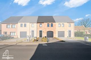 Maison magnifiquement finie à la perfection à SinaaiNous entrons dans le hall d'entrée avec des toilettes séparées pour les invités et un...