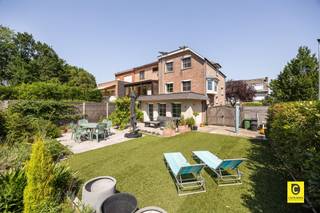 <p><span>Instapklare half open bebouwing bevindt zich op toplocatie in Aartselaar</span></p><p><span> </span></p><p><span>Deze lichtrijke en energiezuinige woning ligt in een rustige fietsstraat, op wandel afstand van het centrum van Aartselaar. Dankzij de hoekligging geniet je de hele dag door van een aangename natuurlijke lichtinval. Bovendien biedt de woning een uitstekende bereikbaarheid naar Antwerpen, Brussel, Mechelen en Gent via de E19 en A12.</span></p><p><span> </span></p><p><span>Indeling van deze lichtrijke woning</span></p><p><span> </span></p><p><span>Gelijkvloers</span></p><ul><li><span>Ruime inkomhal met gastentoilet </span></li><li><span>Garage met elektrische poort en oprit voor meerdere auto’s </span></li><li><span>Veelzijdige polyvalente ruimte met gezellige gashaard, momenteel ingericht als logeerkamer met bureau en zithoek </span></li></ul><p><span>Eerste verdieping</span></p><ul><li><span>Ruime, lichtrijke leefruimte in L-vorm met lichtkoepel </span></li><li><span>Open keuken aansluitend op de woonkamer </span></li></ul><p><span>Tweede verdieping</span></p><ul><li><span>Twee ruime slaapkamers </span></li><li><span>Moderne badkamer, vernieuwd in 2013 </span></li></ul><p><span>Buitenruimte</span></p><ul><li><span>Zonnige tuin met twee terrassen waar je op elk moment van de dag van de zon kunt genieten </span></li><li><span>Ruim tuinhuis met elektriciteitsaansluiting </span></li><li><span>Oprit met plaats voor twee wagens, aangevuld met een garage </span></li></ul><p><span>Energie & comfort & elktricteit</span></p><ul><li><span>Asbestveilig </span></li><li><span>Gunstig EPC-label B (149 kWh/m²/jaar) </span></li><li><span>12 zonnepanelen met groenestroomcertificaten (opbrengst ca. € 1.050 per jaar) </span></li><li><span>Alle 18 ramen voorzien van zonwering (screens of rolluiken), geplaatst in 2024 </span></li><li><span>Recente condensatieketel (2023) </span></li><li><span>PVC-ramen met hoogrendementsglas </span></li><li><span>Elektriciteit conform </span></li></ul><p><span>Extra troeven</span></p><p><span>Deze woning biedt bovendien interessante uitbreidingsmogelijkheden. Zo is er potentieel voor het creëren van extra slaapkamers of voor de inrichting als kangoeroewoning of voor een bedrijfsruimte. , ideaal voor grotere gezinnen of zorgwonen.</span></p><p><span>Een ruime, perfect onderhouden woning met veel licht, een zonnige tuin en een uitstekende ligging: de ideale thuis voor wie comfortabel en energiezuinig wil wonen in het hart van Aartselaar.</span></p><p><span> </span></p>