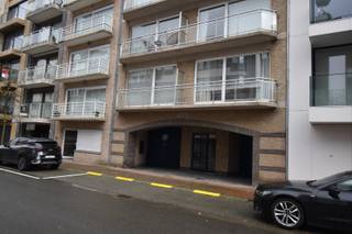 Zeer ruime garagebox gelegen op de Leopoldlaan op het gelijkvloers. Gelegen centraal in het centrum van Knokke. Vlot toegankelijk en kan dienen voor een ruime wagen te parkeren. <br />Garagepoort is elektrisch te bedienen. <br />Mocht deze garage uw interesse opwekken, aarzel dan niet om contact op te nemen! <br />Bezoek enkel op afspraak. <br />Ref: G1024.