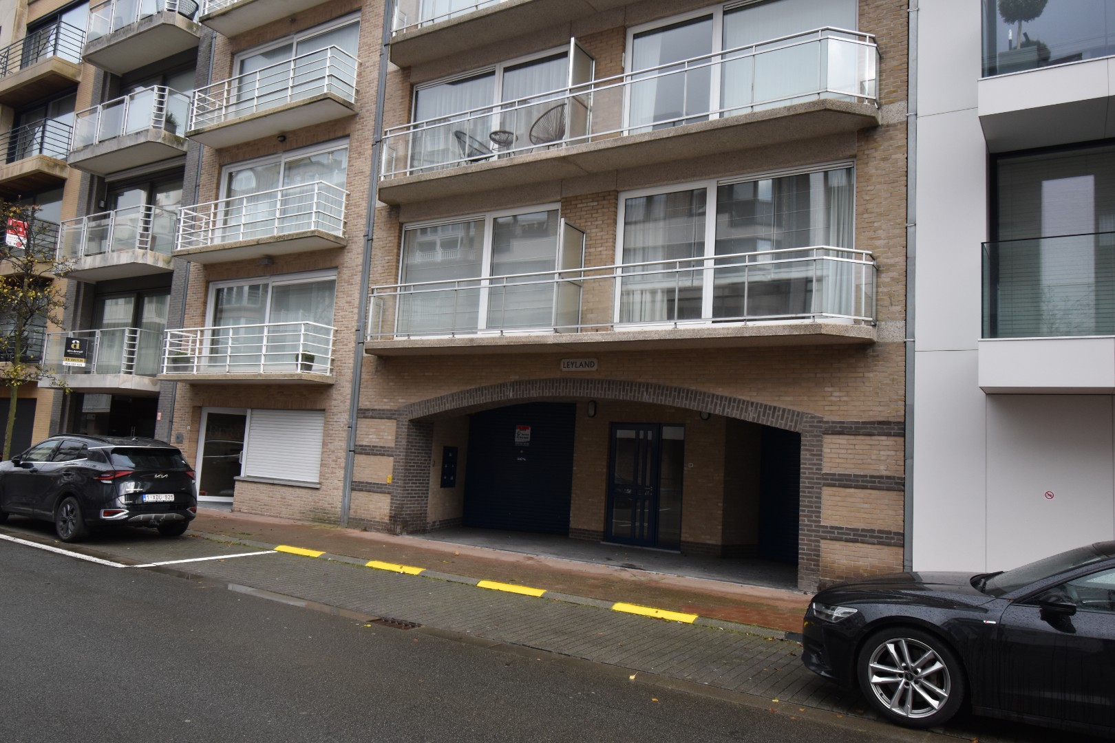 Zeer ruime garagebox gelegen op de Leopoldlaan op het gelijkvloers. - foto 1