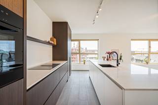 Bent u op zoek naar een instapklaar, modern appartement in hartje Turnhout? Dit prachtig appartement is recent volledig geschilderd en direct klaar voor bewoning.<br />Dankzij de royale raampartijen geniet u in de leefkamer de hele dag van een uitzonderlijke lichtinval. Vanuit vrijwel elk raam geniet u een panoramisch zicht van de stad. <br /><br />Indeling en troeven<br />• Inkomhal: Uitgerust met een modern gastentoilet en een praktische berging.<br />• Leefruimte: royale, lichtrijke woonkamer met een open keuken. Het grote schuifraam geeft directe toegang tot het riant terras.<br />• Comfortabele masterbedroom met aansluitend dressing / thuiswerkkantoor en de tweede slaapkamer<br />• De badkamer met douche en wastafel<br /><br />Waarom dit appartement uw bezoek waard is:<br />• 100% instapklaar: Volledig professioneel geschilderd; u hoeft enkel uw meubels te plaatsen.<br />• Parkeren & Berging: bij aan te kopen, een ondergrondse parkeerplaats en een kelderberging (dus geen parkeerstress in het centrum!).<br />• Toplocatie: Gelegen in het hart van de stad met alle winkels, horeca en cultuur van Turnova en de Markt op wandelafstand.<br />• Licht & Uitzicht: Een uniek, levendig stadspanorama dat elk seizoen fascineert.<br /><br />Maak nu een afspraak via nieuwbouw@hillewaere.be of contacteer onze nieuwbouw makelaar om meer te weten te komen over dit project op 014/ 45 10 11 !