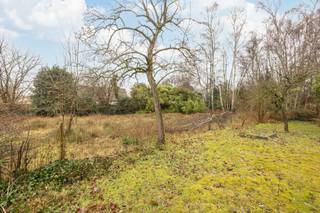 <p><span>Prachtige bouwgrond voor een open bebouwing met uitzicht op parkgebied</span></p><p><span> </span></p><p><span>Ontdek deze unieke bouwgrond, perfect voor het realiseren van een open bebouwing met een perceel breedte van 18 meter.  Dit biedt een adembenemend uitzicht op uitgestrekte weilanden in parkgebied.  Bovendien bevindt het zich op fietsafstand van het gezellige centrum van Schilde.</span></p><p><span> </span></p><p><span>Geniet van de rust en natuur in de nabije omgeving, waar je urenlang kunt wandelen en fietsen door de bosrijke landschappen.  Een ideale locatie voor wie op zoek is naar een combinatie van landelijke charme en de nabijheid van het dorpscentrum.</span></p><p><span> </span></p><p><span>Indien gewenst kunnen de achterliggende weilanden in parkgebied mee aangekocht worden. </span></p><p><span> </span></p><p><span>De verkoop gebeurt onder de opschortende voorwaarde van het verkrijgen van een verkavelingsvergunning</span><span>.</span></p>